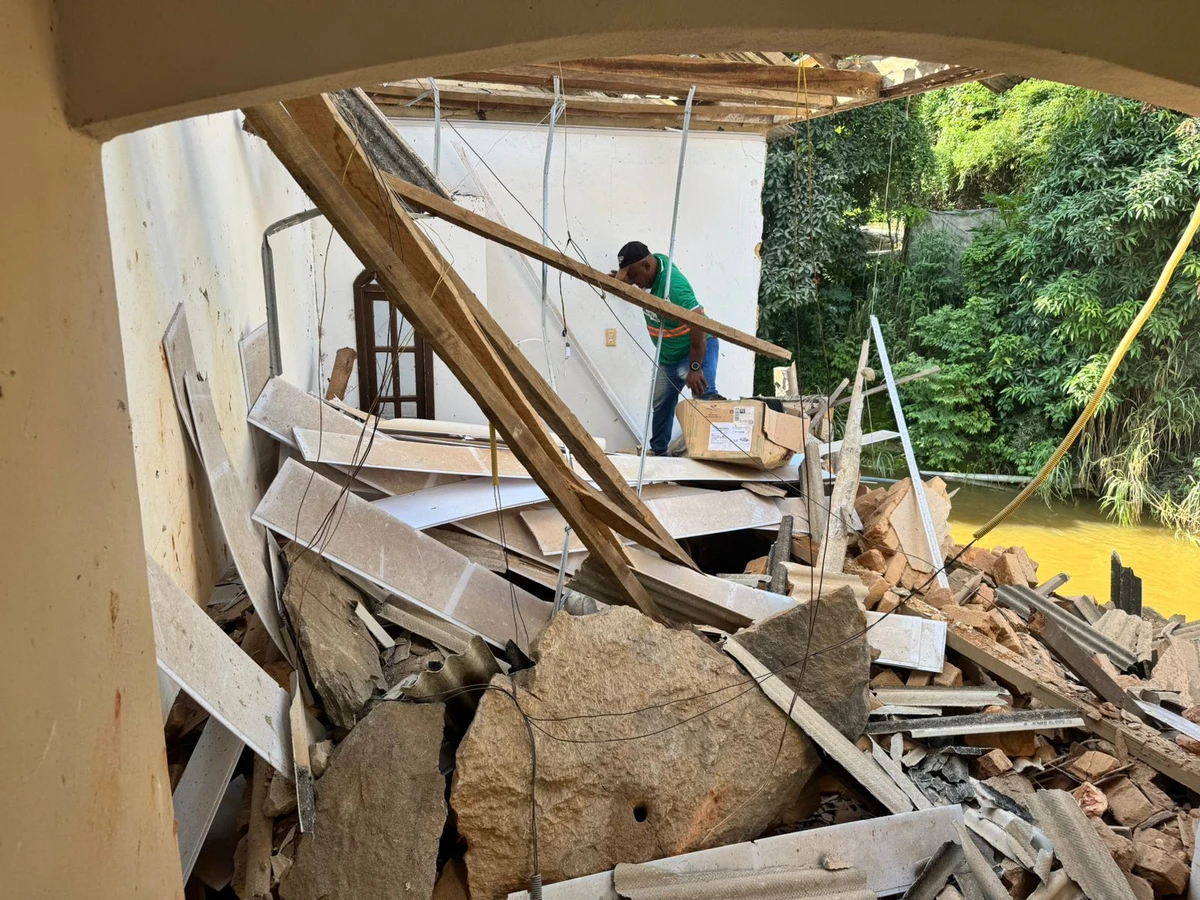 Detonação causa danos em casas em Jaciguá, Vargem Alta por Gustavo Ribeiro 