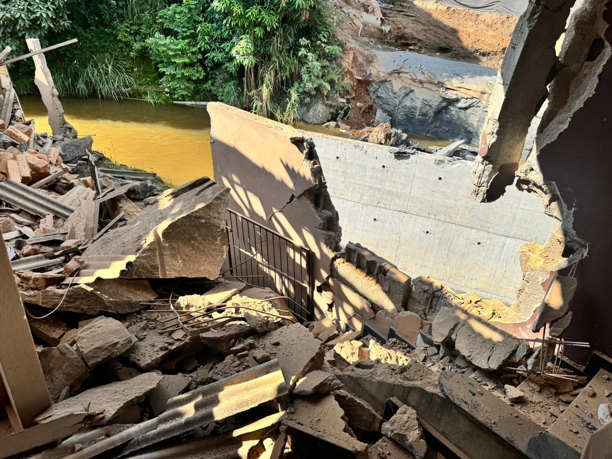 Detonação causa danos em casas em Jaciguá, Vargem Alta por Gustavo Ribeiro 