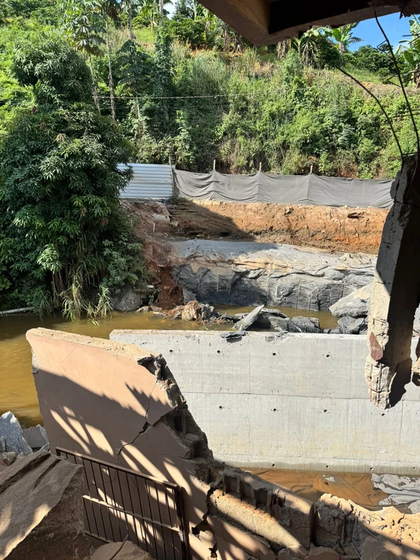 Detonação causa danos em casas em Jaciguá, Vargem Alta por Gustavo Ribeiro 