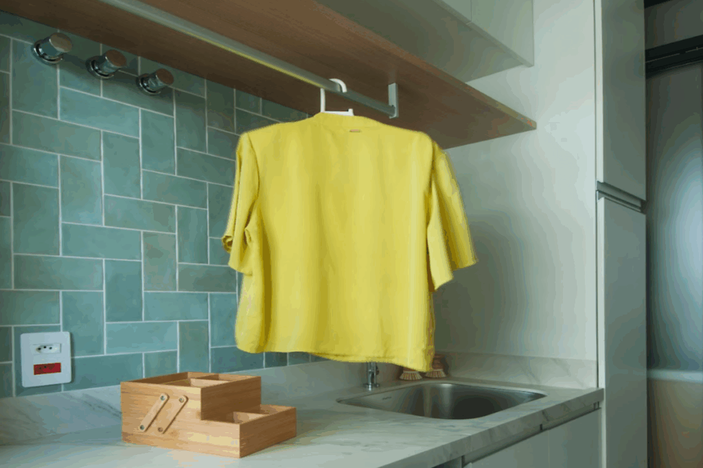 A área de serviço também pode receber revestimentos coloridos, trazendo mais personalidade ao espaço sem comprometer a funcionalidade (Projeto: Mari Milani | Imagem: Mariana Camargo)