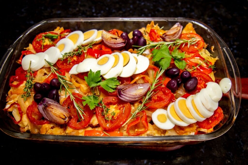 Bacalhoada tradicional portuguesa (Imagem: maxbelchenko | Shutterstock)