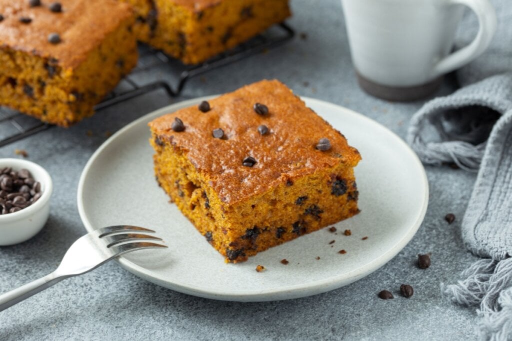 Bolo de abóbora com gotas de chocolate (Imagem: Anna Shepulova | Shutterstock) 