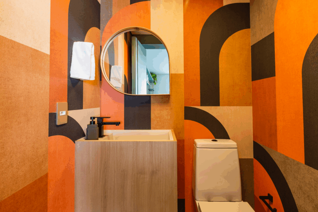 Em lavabos, os revestimentos coloridos permitem maior liberdade criativa, possibilitando composições marcantes e cheias de identidade (Projeto: Mari Milani | Imagem: Mariana Camargo)