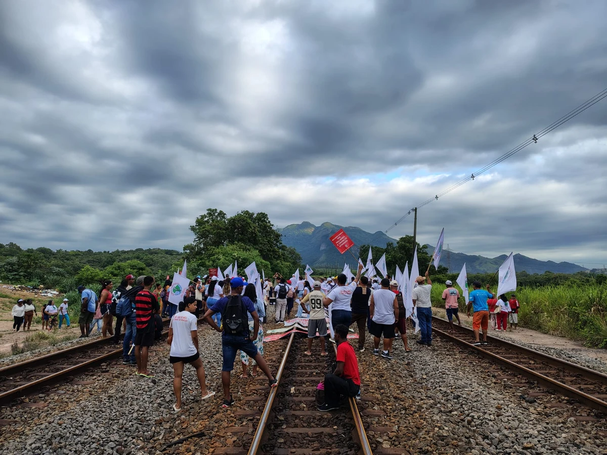 Manifestam ocupam trilhos na altura de Carapina, na Serra