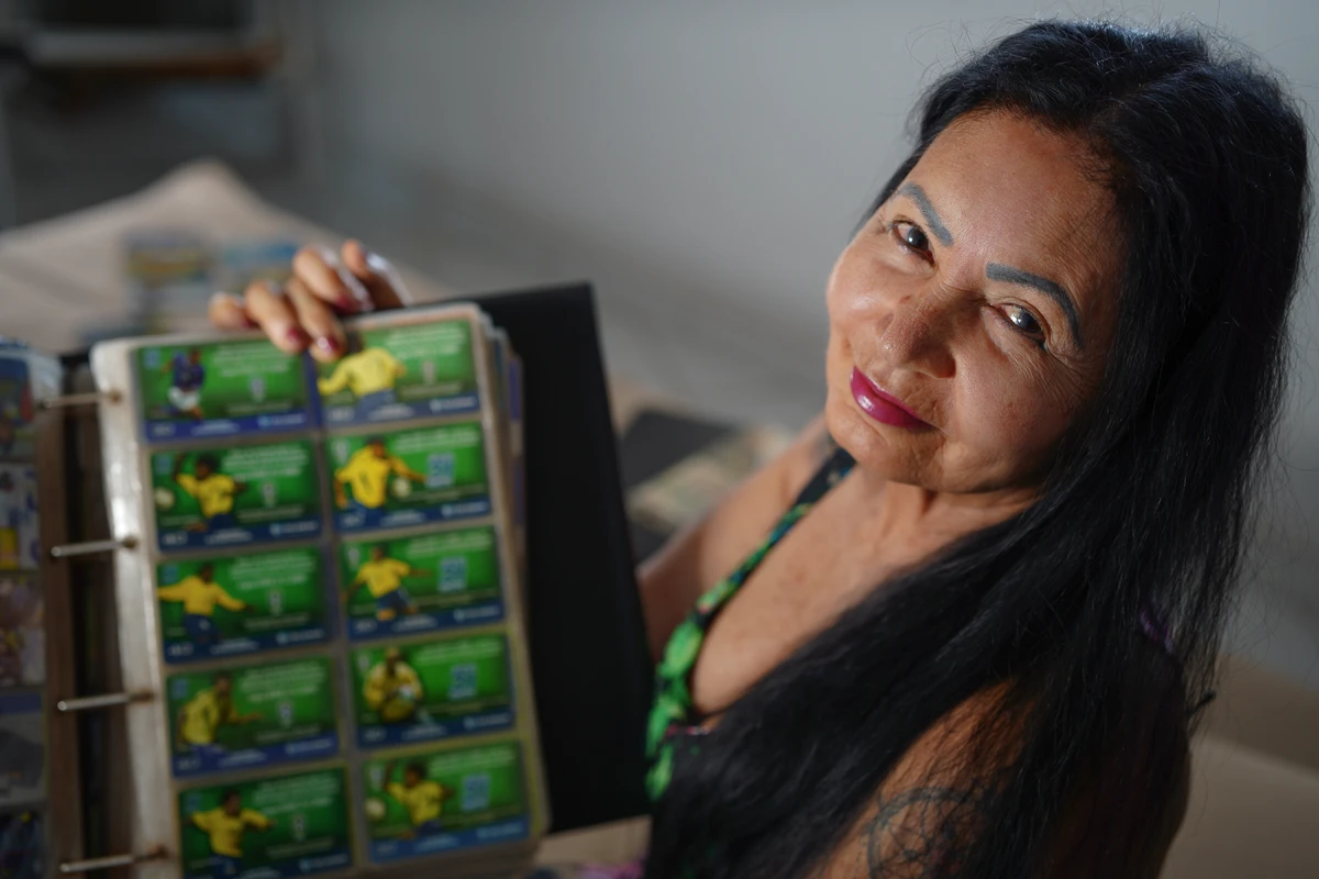 Maria Lúcia Leite dos Santos coleciona cartões telefônicos por Fernando Madeira