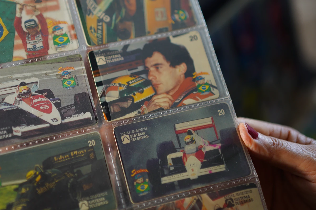 Maria Lúcia Leite dos Santos coleciona cartões telefônicos por Fernando Madeira