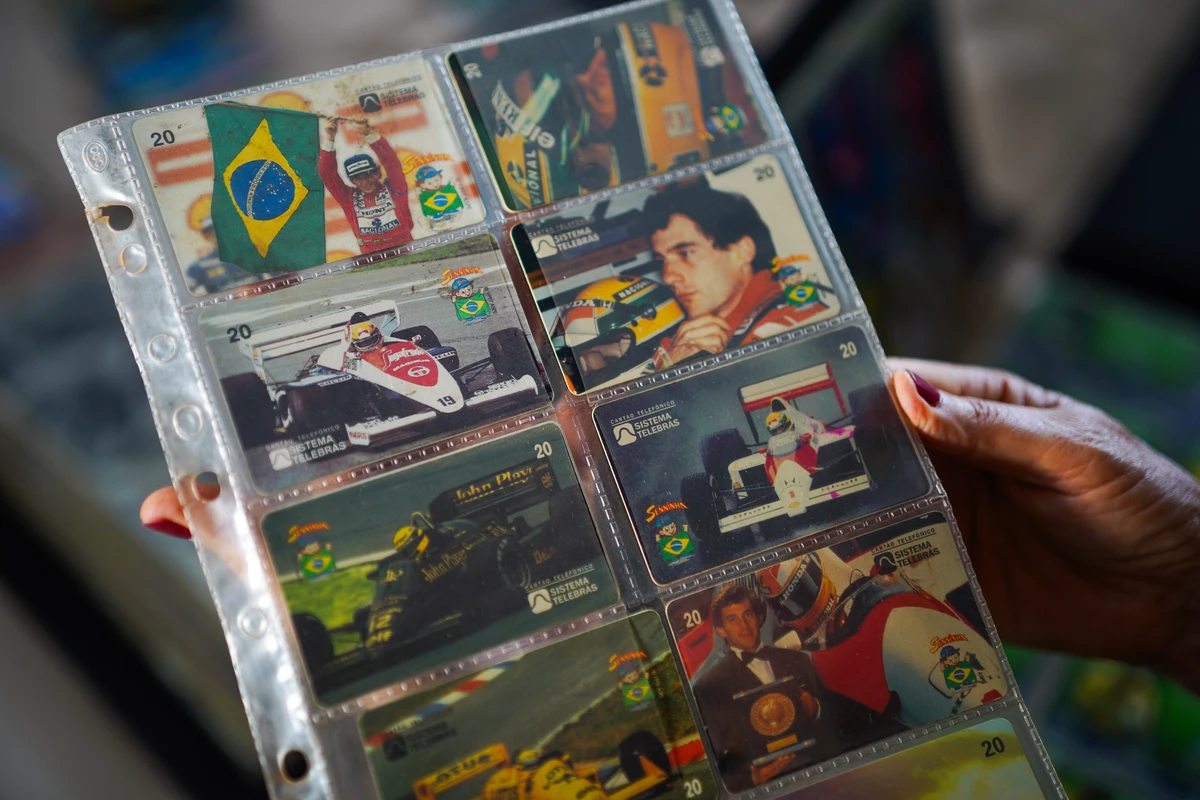 Maria Lúcia Leite dos Santos coleciona cartões telefônicos por Fernando Madeira