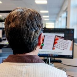 Menina de 13 anos foi aliciada por meio de videochamadas e mensagens de texto para criar conteúdo de si mesma; investigadora conta como conseguiu identificar vítima.