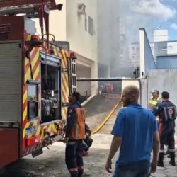 O Corpo de Bombeiros foi acionado para combate às chamas. Não há registros de feridos