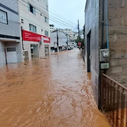 Prefeitura organizou abrigos em escolas e quadras na cidade; voluntários podem entrar em contato para ajudar ou doar suprimentos