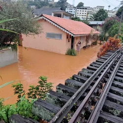 Prefeito destacou que moradores devem ter cautela e deixar as áreas de risco; há previsão de mais chuvas na cidade