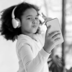 Trabalho não termina com entrada em vigor da nova legislação, que vai exigir uma série de medidas e cobranças das plataformas digitais para que comece a dar resultados