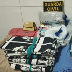 Suspeitos invadiram o local por uma janela e foram detidos com os produtos furtados; todo o material foi recuperado