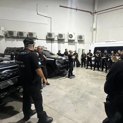 Após descoberta de autorizações de venda falsificadas, com timbres de instituições militares, que o grupo utilizava para comprar armamento oficial. organização passou a tentar adquirir as próprias lojas para ter controle do arsenal