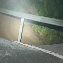 Temporais provocaram erosão em parte da pista; a PRF orienta para que os motoristas tenham atenção redobrada ao trafegarem pela Região Serrana e que reduzam a velocidade perto do Km 101