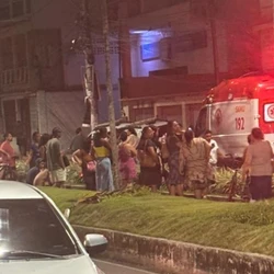 Crime ocorreu no bairro Jabour, na noite de quarta-feira (18); vítimas foram socorridas e polícia investiga possível ligação com facção criminosa