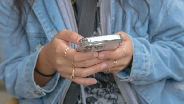 TikTok e Kwai foram reclassificadas de 14 para 16 anos; desde outubro de 2025, a interatividade digital passou a ser incorporada como critério na definição da faixa etária recomendada