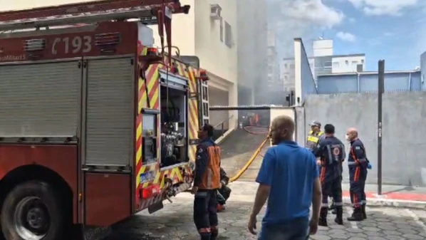 O Corpo de Bombeiros foi acionado para combate às chamas. Não há registros de feridos