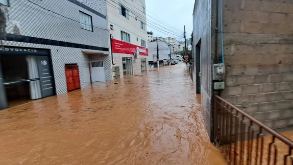 Prefeitura organizou abrigos em escolas e quadras na cidade; voluntários podem entrar em contato para ajudar ou doar suprimentos