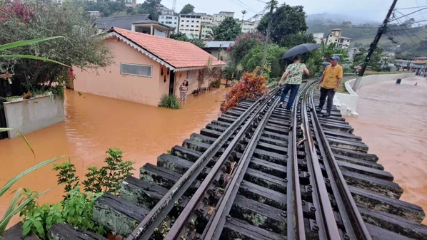 Prefeito destacou que moradores devem ter cautela e deixar as áreas de risco; há previsão de mais chuvas na cidade