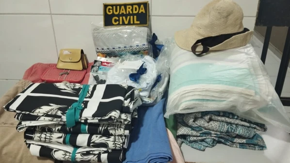 Suspeitos invadiram o local por uma janela e foram detidos com os produtos furtados; todo o material foi recuperado