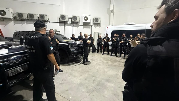 Após descoberta de autorizações de venda falsificadas, com timbres de instituições militares, que o grupo utilizava para comprar armamento oficial. organização passou a tentar adquirir as próprias lojas para ter controle do arsenal