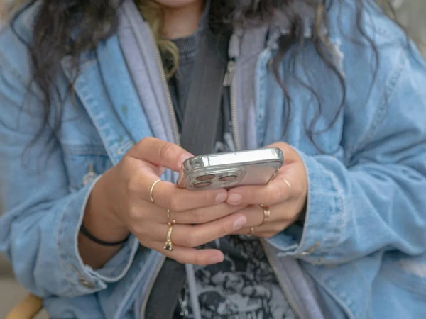 Adolescente, celular, redes sociais