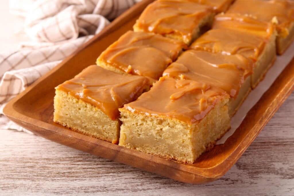 Bolo de amendoim com cobertura cremosa (Imagem: MShev | Shutterstock)