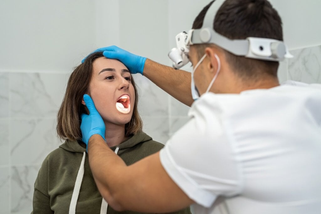 Buscar avaliação médica é essencial quando o mau hálito persiste (Imagem: RomanR | Shutterstock)