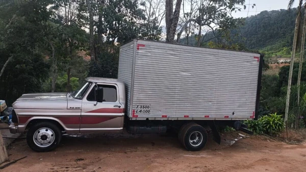 O caminhão dos feirantes foi furtado na madrugada de sábado (14)