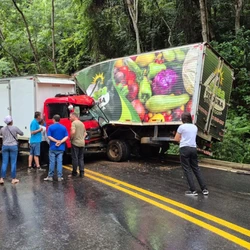 O outro caminhoneiro também ficou ferido após a batida frontal; rodovia foi totalmente interditada para atendimento