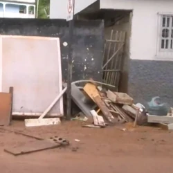 Na manhã desta sexta-feira (20), moradores estão tentando recuperar móveis após casas serem inundadas por causa da chuva na tarde de quinta (19)