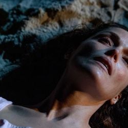 Da lamentação pela vida que não têm mais à sensação de pressão constante, mulheres dizem à BBC por que se arrependem de se tornarem mães.