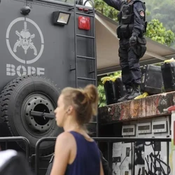 Na ocasião, um homem apontado como líder do CV (Comando Vermelho), um morador e seis suspeitos foram mortos