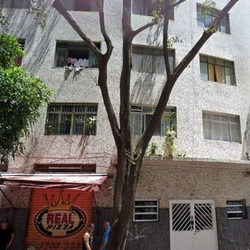 O apartamento estava revirado e o corpo foi encontrado com sinais de violência; ele foi identificado como Rafael Pereira