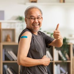 Com o envelhecimento, a imunidade diminui, elevando o risco de infecções e complicações nesta época do ano