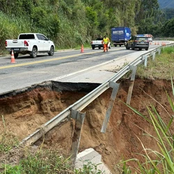 Temporais provocaram erosão em parte da pista; a PRF orienta para que os motoristas tenham atenção redobrada ao trafegarem pela Região Serrana e que reduzam a velocidade perto do Km 101