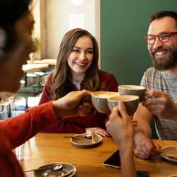 Faça a visita. Apareça. Olhe nos olhos. Porque, no fim, são esses momentos que permanecem, e que sustentam, silenciosamente, tudo aquilo que somos uns para os outros