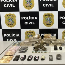 Foram apreendidos 9,3 quilos de substância análoga ao crack e 1,3 quilo de outra conhecida como PAC; outros materiais ilícitos foram encontrados e recolhidos