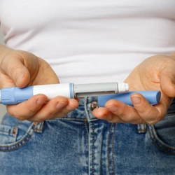 Estudo vê aumento do uso de medicamentos agonistas do GLP-1 por puérperas em busca de perda de peso, mas efeitos sobre amamentação ainda não são totalmente conhecidos