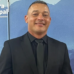 Acelerando na política: motoboy toma posse como vereador no ES