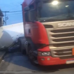 Veículo transportava 22 mil litros de gasolina no momento do acidente; não houve feridos e vazamento de combustível