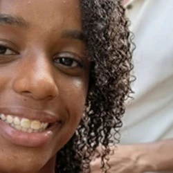 Um corpo com características semelhantes às da vítima foi encontrado em um terreno baldio no bairro Cassange, na periferia da capital baiana