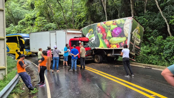 O outro caminhoneiro também ficou ferido após a batida frontal; rodovia foi totalmente interditada para atendimento