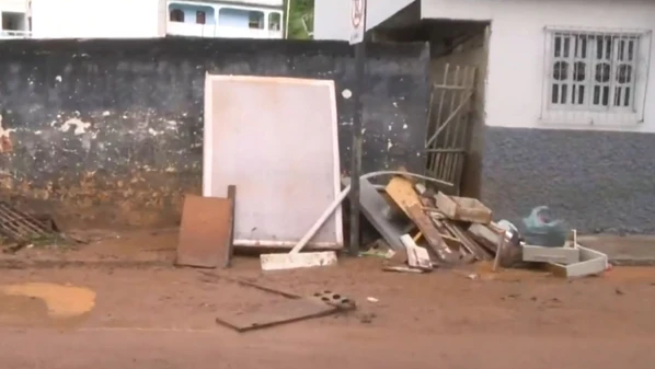 Na manhã desta sexta-feira (20), moradores estão tentando recuperar móveis após casas serem inundadas por causa da chuva na tarde de quinta (19)