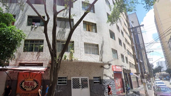 O apartamento estava revirado e o corpo foi encontrado com sinais de violência; ele foi identificado como Rafael Pereira