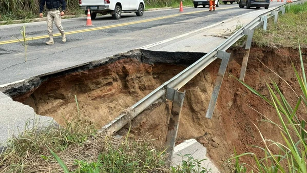 Temporais provocaram erosão em parte da pista; a PRF orienta para que os motoristas tenham atenção redobrada ao trafegarem pela Região Serrana e que reduzam a velocidade perto do Km 101