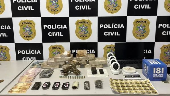 Foram apreendidos 9,3 quilos de substância análoga ao crack e 1,3 quilo de outra conhecida como PAC; outros materiais ilícitos foram encontrados e recolhidos