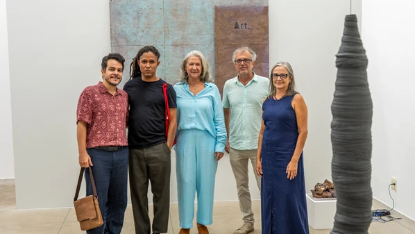 Mostra coletiva apresenta obras de seis artistas que exploram o universo mineral como linguagem e campo de experimentação artística