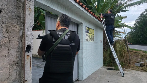 Polícia Civil cumpre quatro mandados de prisão e seis de busca e apreensão com apoio de helicóptero nesta sexta-feira (20), contra suspeitos de ataques armados